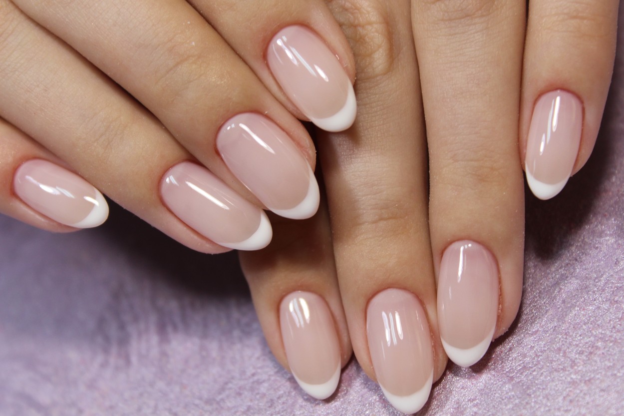 Manikir kao umetnost: Otkrivanje tehnika, boja i kreativnih rešenja 2 Francuski manikir Salon aBeauty